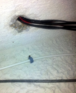 Passage de câbles du home cinéma sous le salon  : dans le cadre d'une rénovation, ces câbles seront gaînés et enfouis"